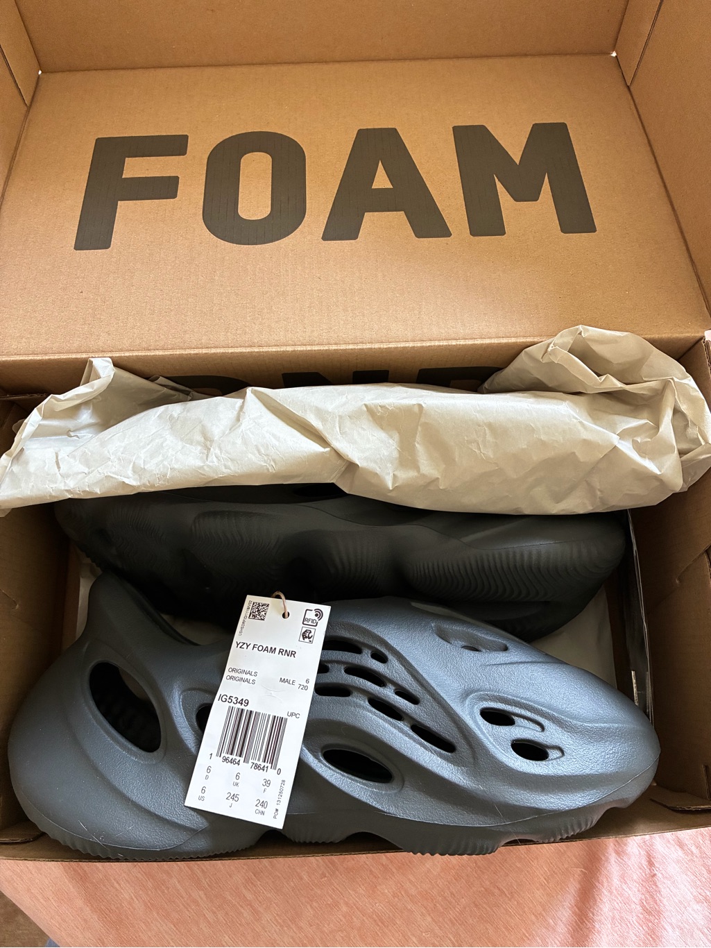 Adidas Yzy Foam Rnr  Carbon